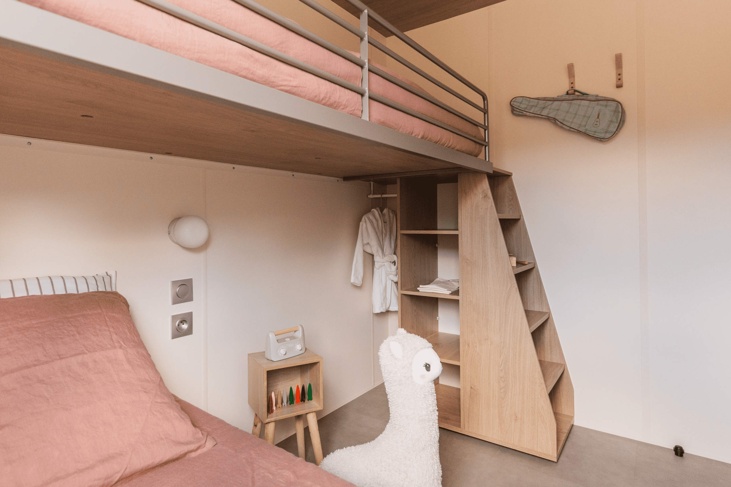1064 3CH CJ chambre enfant 2 mezzanines