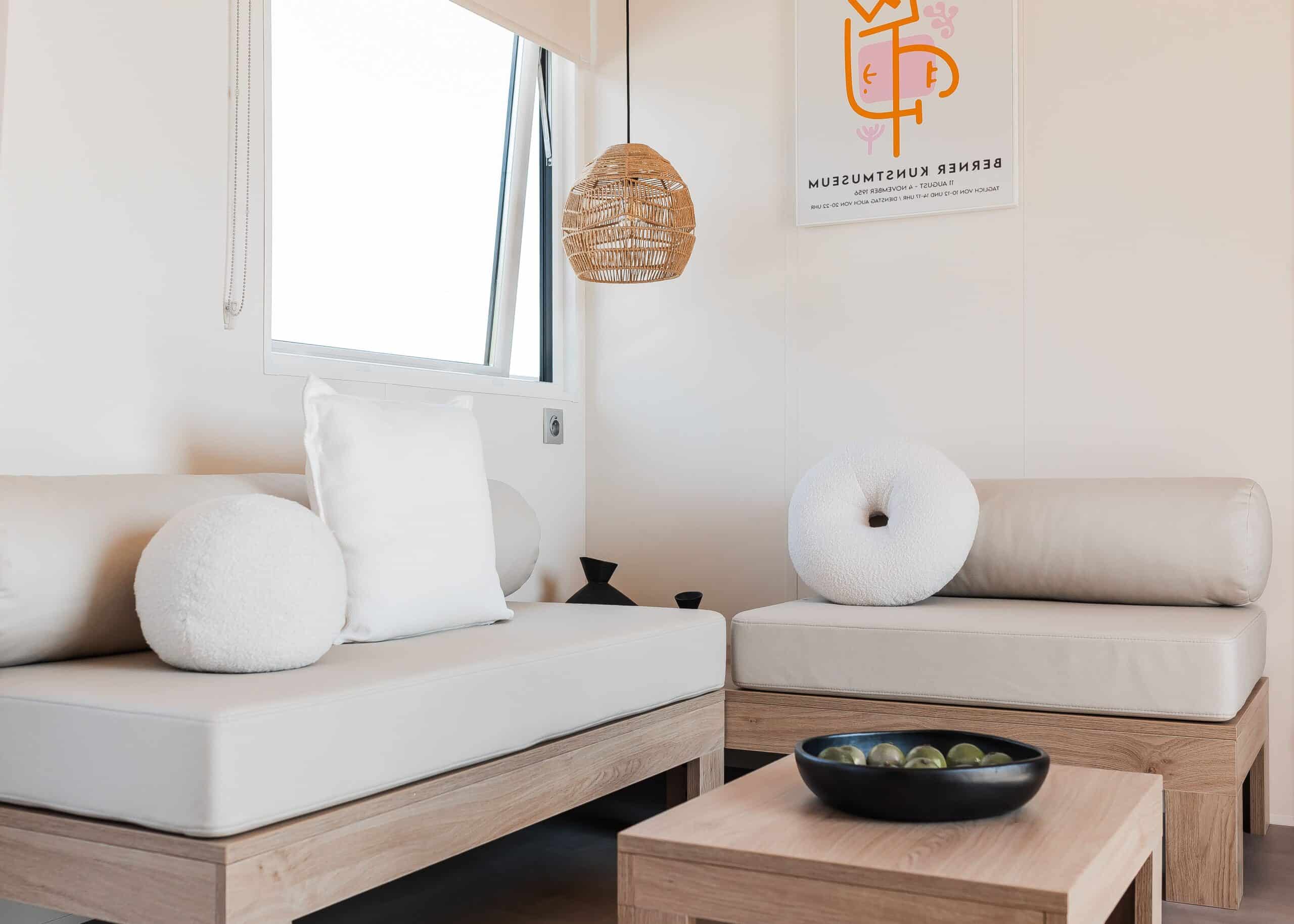 1064 3CH salon scaled